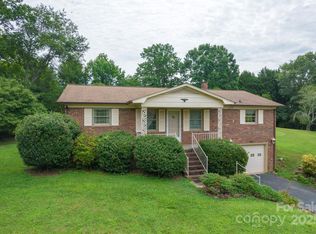 554 Wildlife Access Rd, Hickory, NC 28601