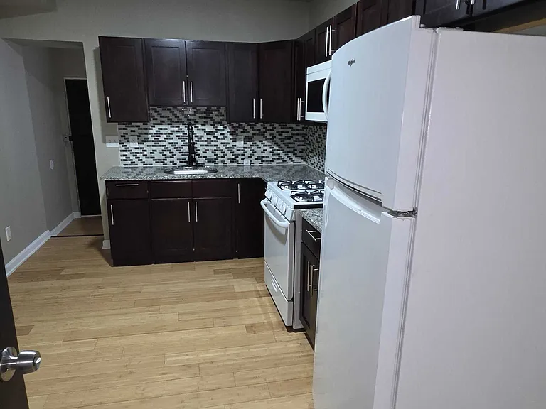 2405 Francis St — Photo 4