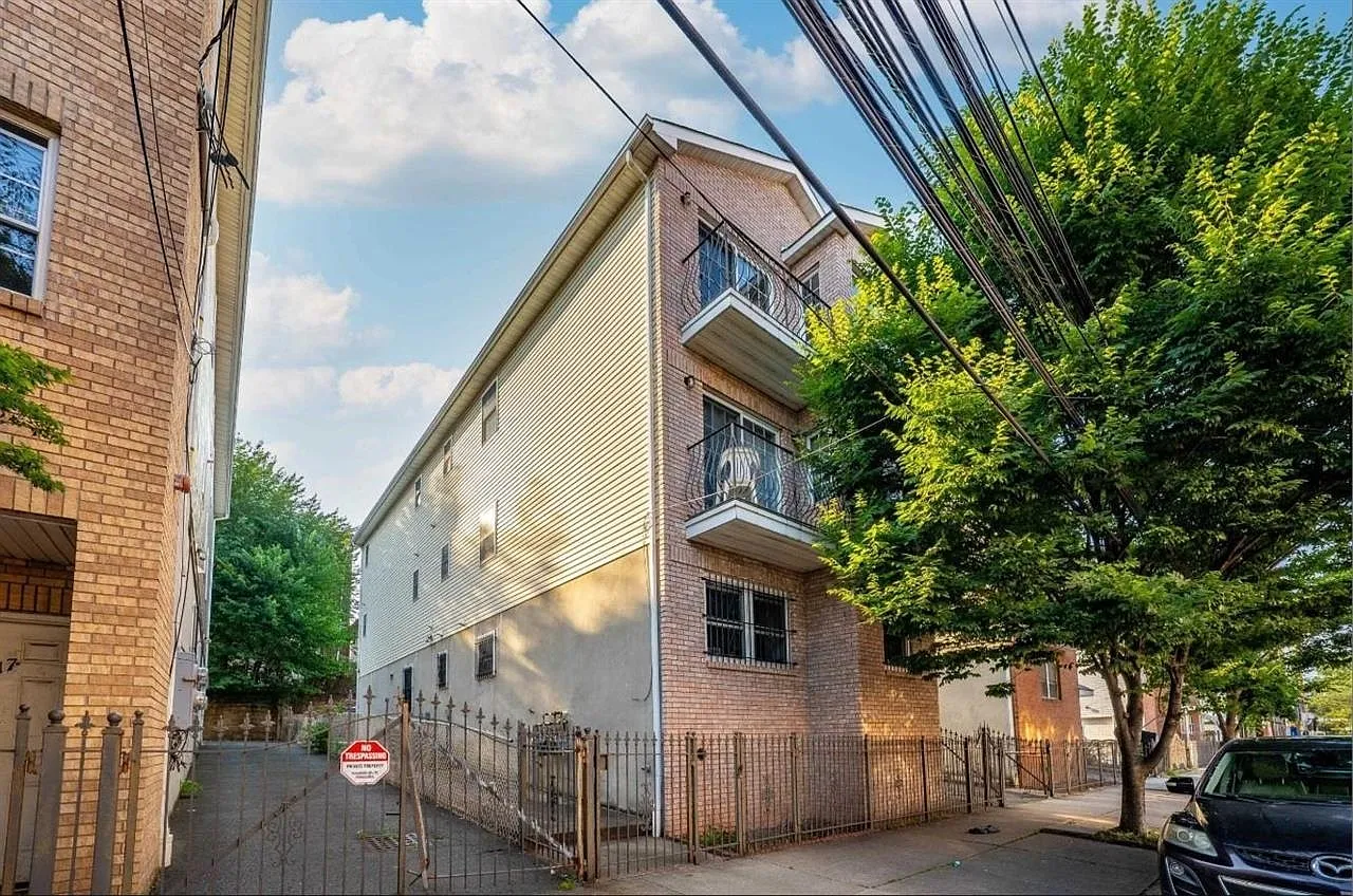 2 bed, 1.5 bath, $1,900 — Photo 1