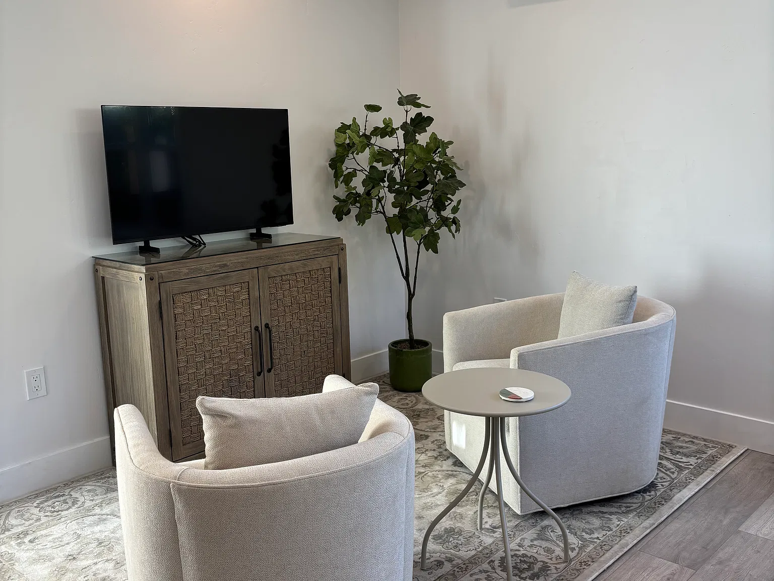 1 bed, 500 sqft, $2,400 — Photo 2