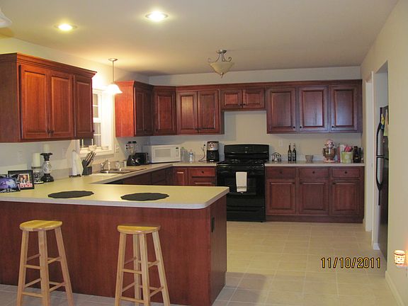 Large kitchen with snack bar