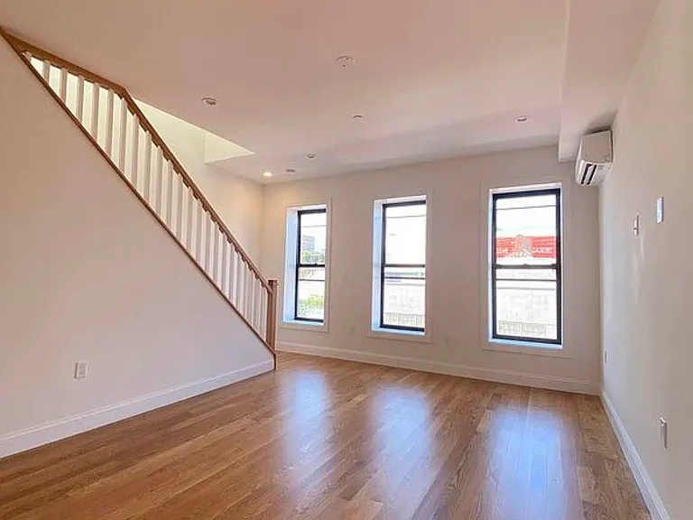 224 7th St #PENTHOUSE — Photo 3