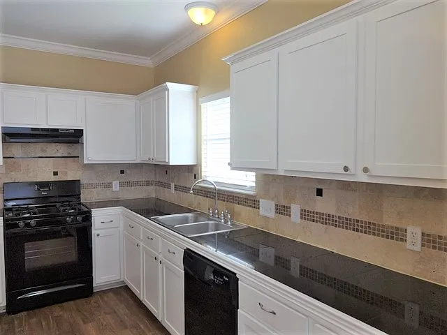 4 bed, 2.5 bath, 2164 sqft, $2,300 — Photo 3