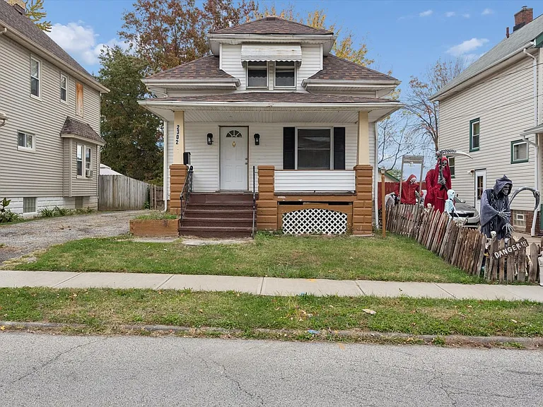 2302 Saratoga Ave — Photo 1