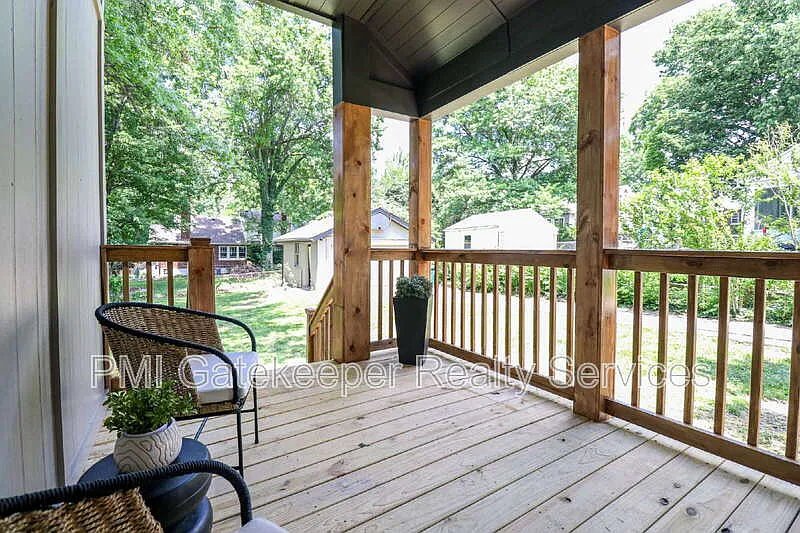 3 bed, 1.5 bath, 1420 sqft, $2,300 — Photo 4