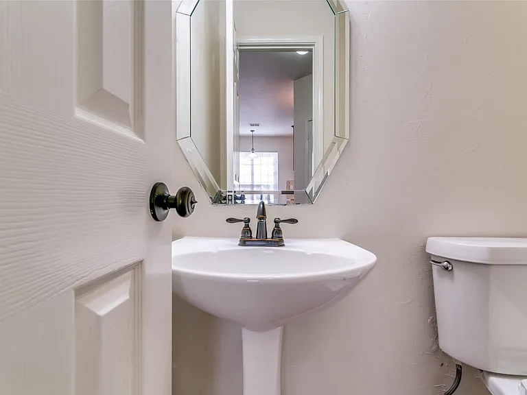 1649 Bennington Dr — Photo 19