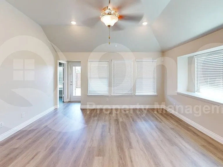 204 Rosewood Dr — Photo 7