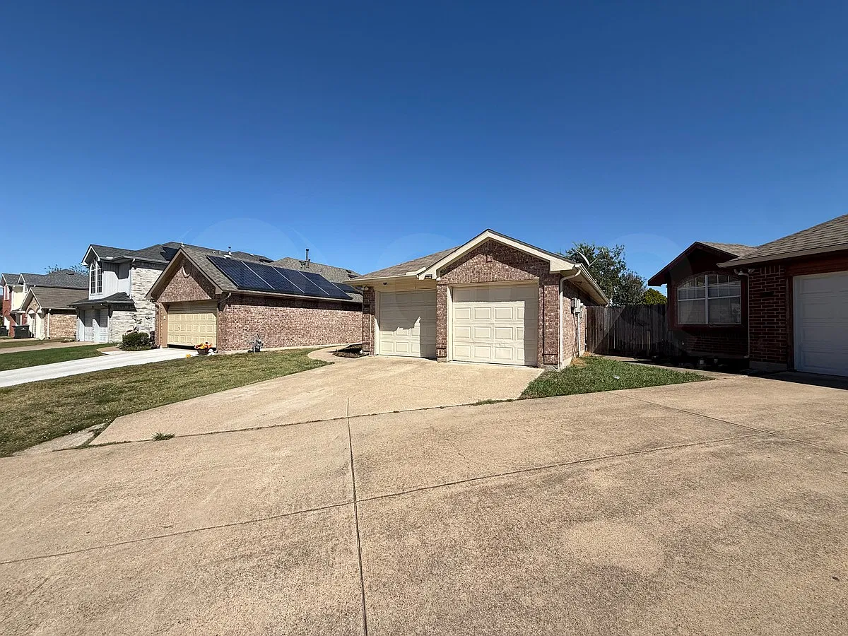 3 bed, 2.0 bath, 1186 sqft, $1,799 — Photo 3