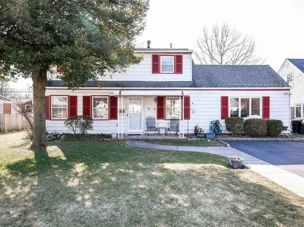28 Appletree Ln, Carle Place, NY 11514