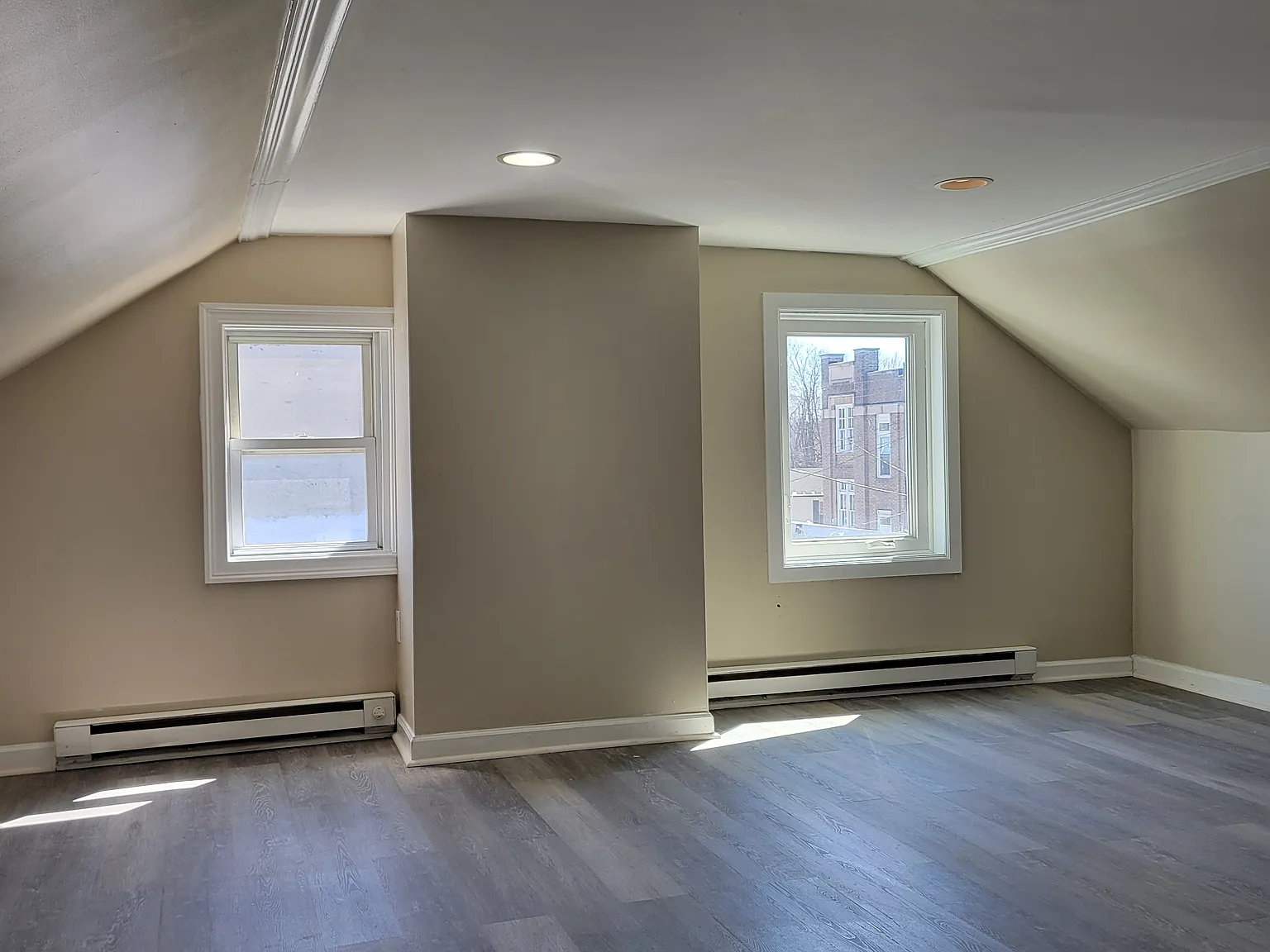 3 bed, 1000 sqft, $1,900 — Photo 2