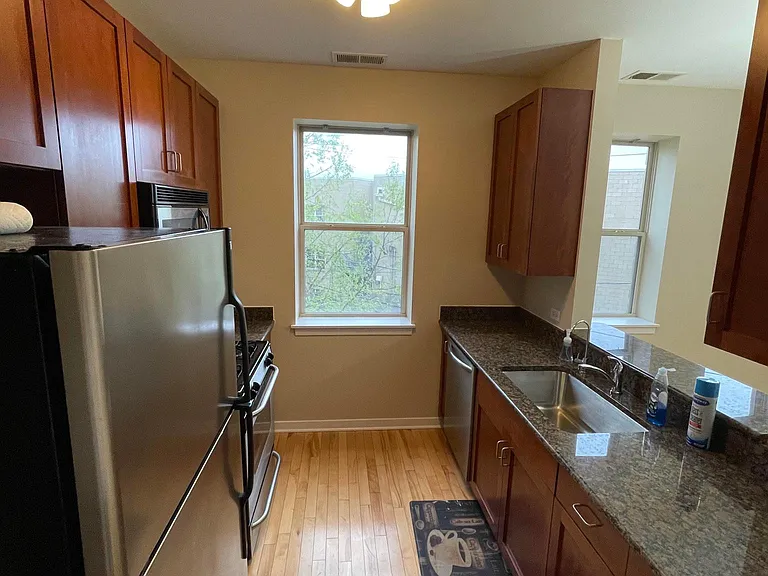 1110 W Washburne Ave #301 — Photo 5