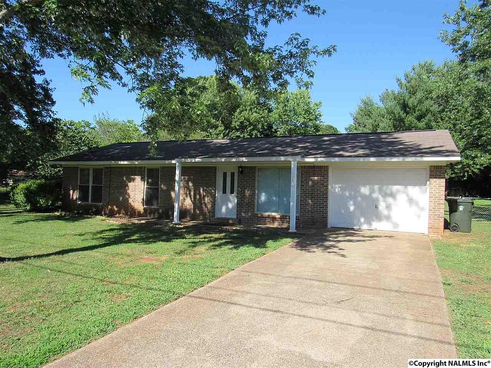 1st image of 136 Greenwood Cir