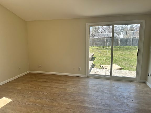 3rd image of 2215 Durand St