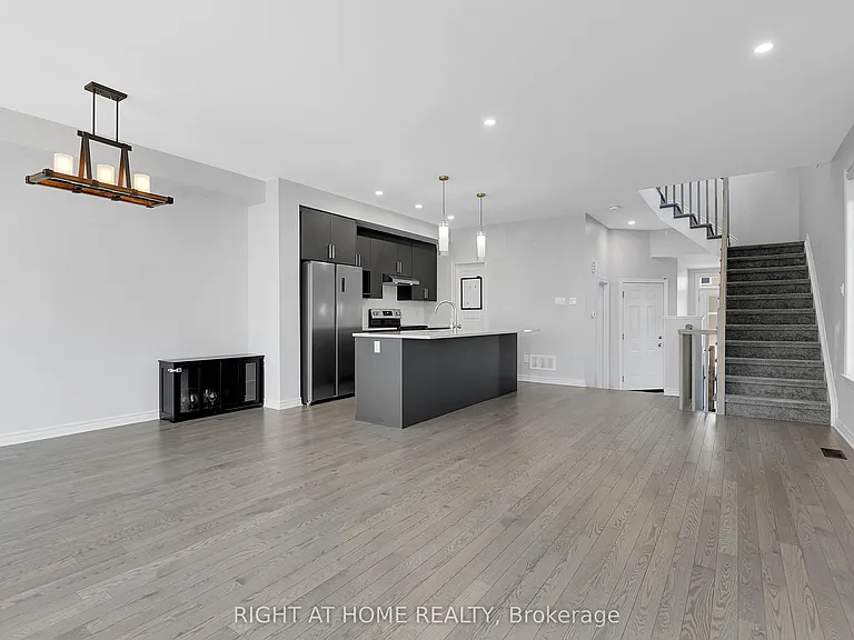45 Mandevilla Cres — Photo 9