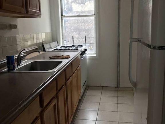 3rd image of 835 E 152nd St APT 40