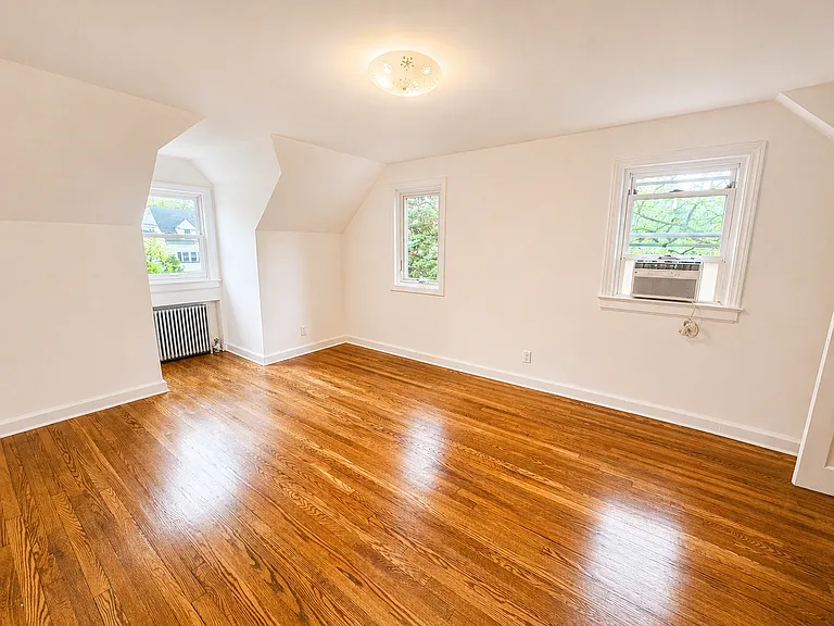 1106 Bromley Ave — Photo 8