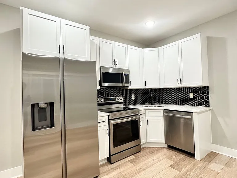 Gorgeous New Diamond St Construction Boasting Luxury Finishes — Photo 27