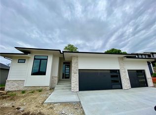 655 Silverleaf Ln, Waukee, IA 50263