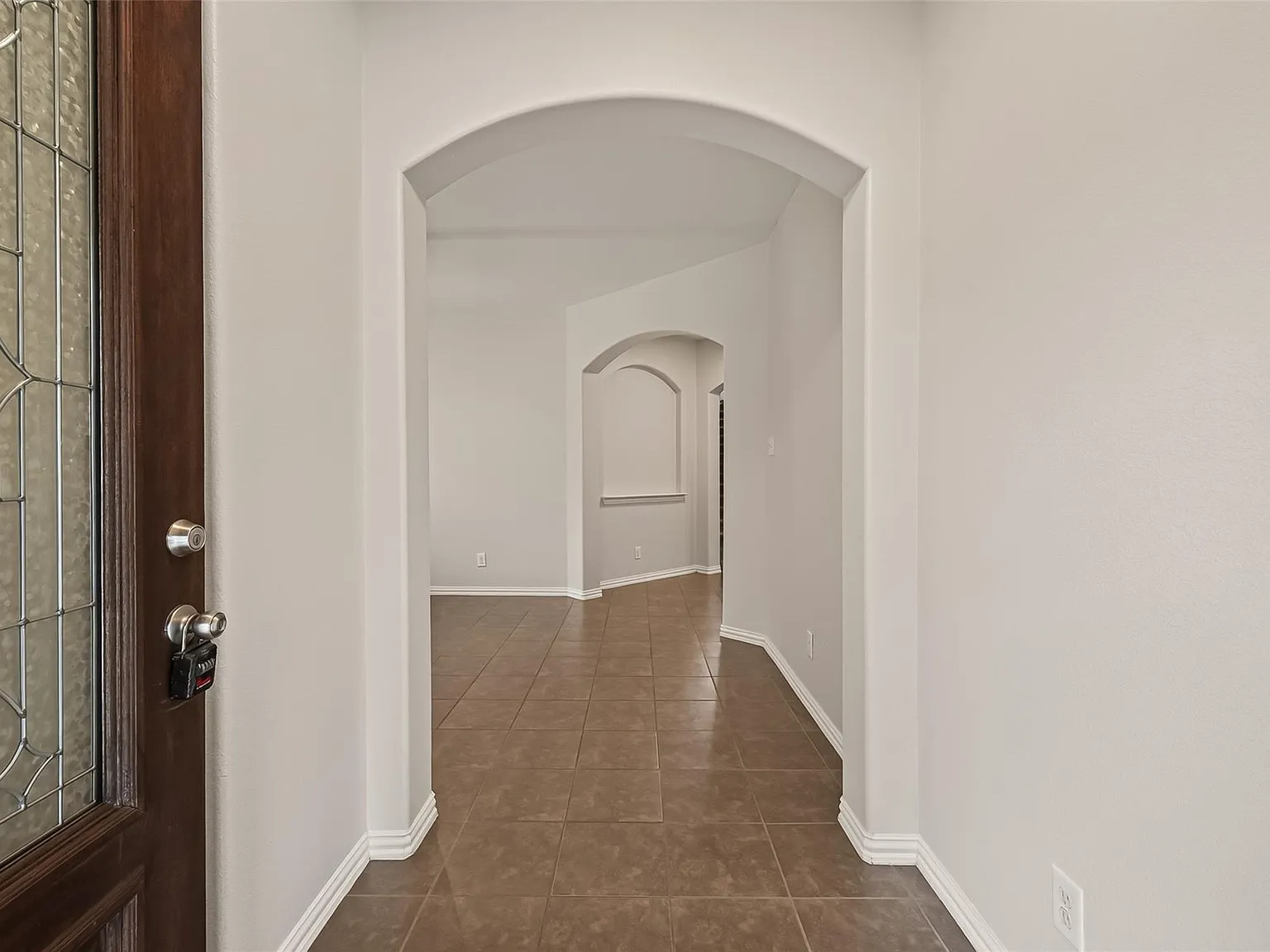 3 bed, 2.5 bath, 2020 sqft, $2,300 — Photo 2