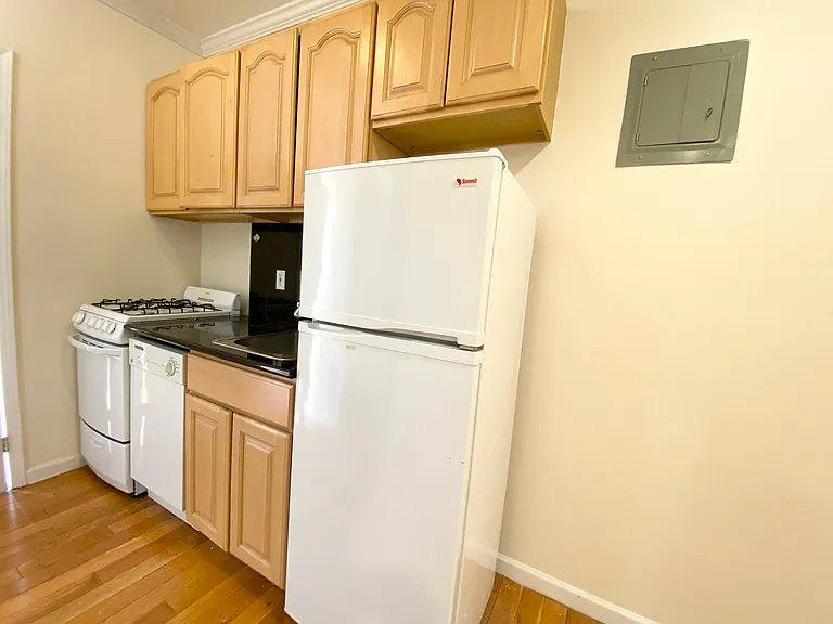 221 E 28th St #3F — Photo 4