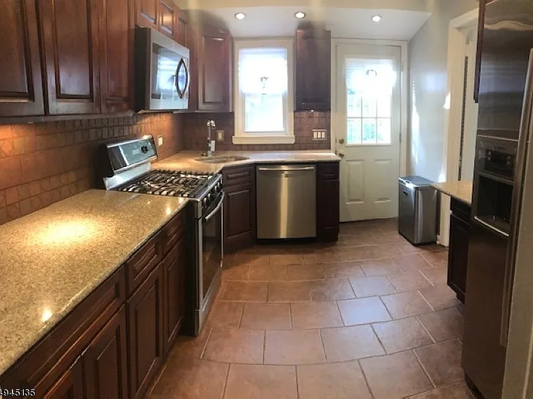 676 Grove St — Photo 5