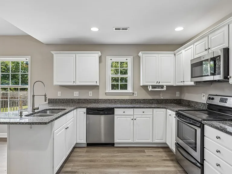 2601 Danbury Cir — Photo 12
