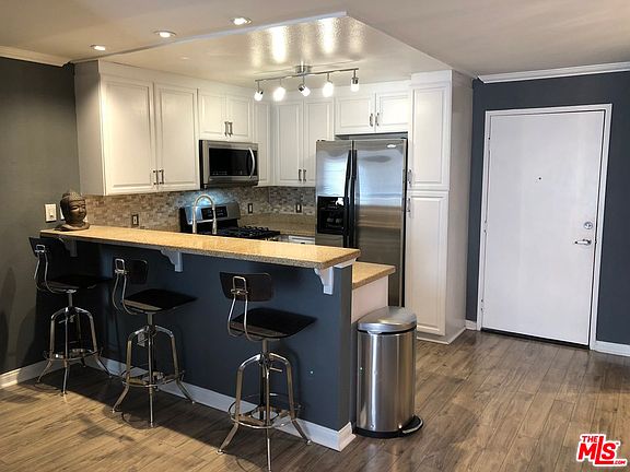 2nd image of 5530 Owensmouth Ave APT 211