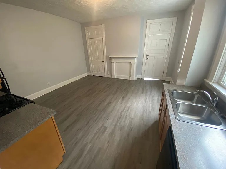 2209 Victor St — Photo 4