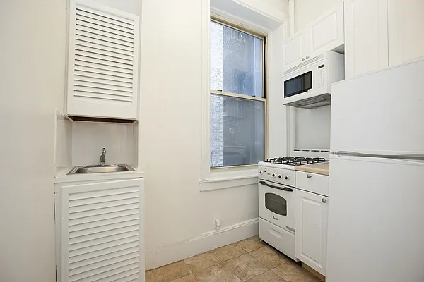 Rented by Avi Nash Associates | media 21