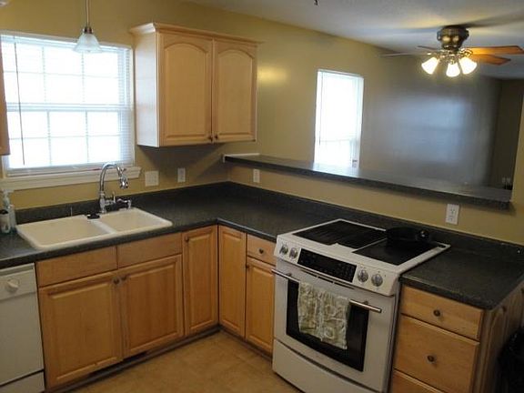 5th image of 817 Thornton St