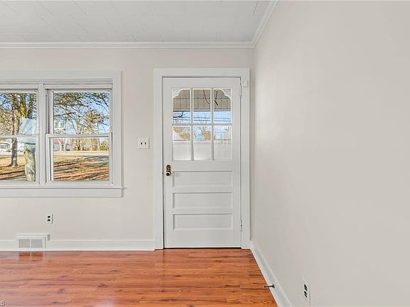 5th image of 2051 W Main St