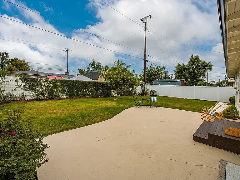 944 W Acacia Ave — Photo 2