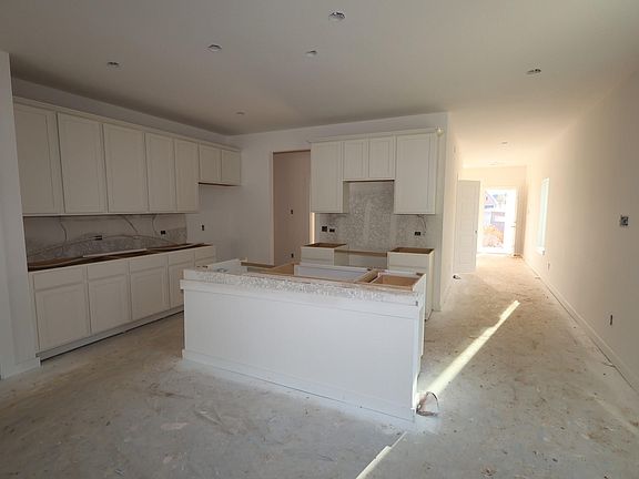 4th image of 22527 Douglas Ct