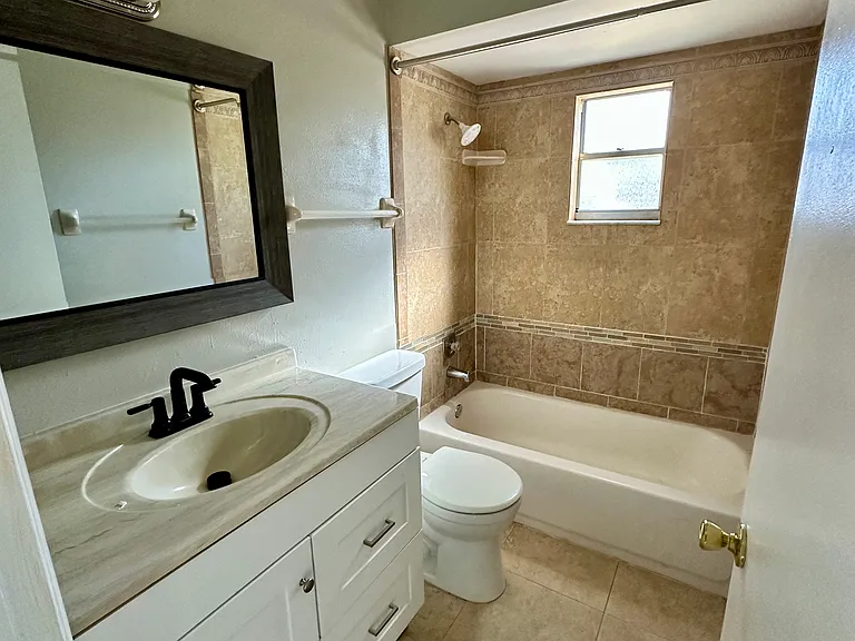 1109 E Rohe St #A — Photo 6