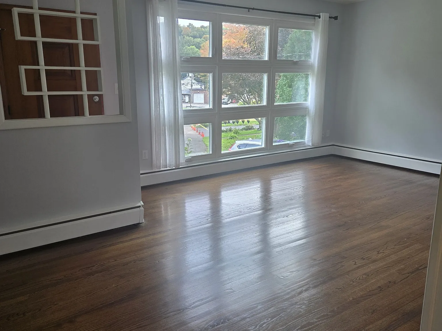 3 bed, 1.0 bath, 1176 sqft, $2,200 — Photo 3
