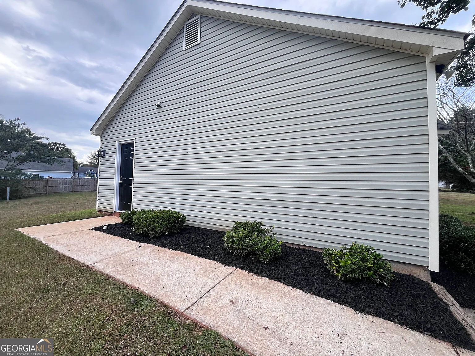 3 bed, 2.0 bath, 1118 sqft, $1,750 — Photo 4