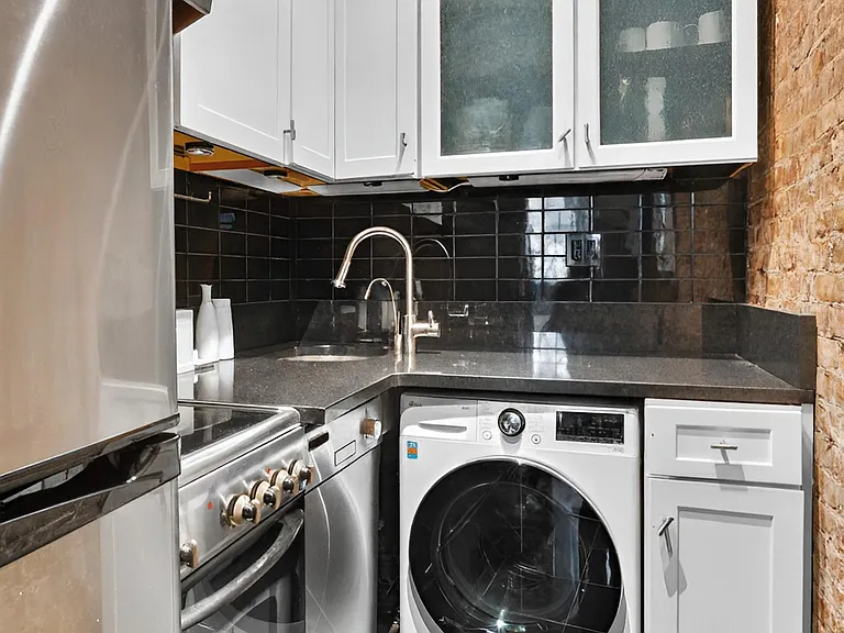 220 W 15th St #2A — Photo 4