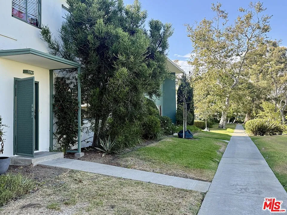 2 bed, 1.0 bath, 826 sqft, $3,400 — Photo 2