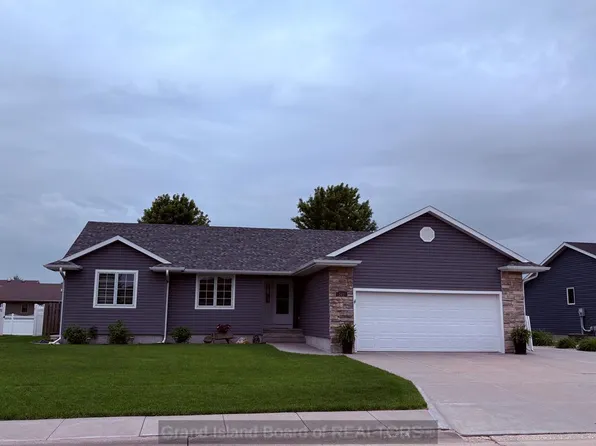 341 Redwood Rd, Grand Island, NE 68803