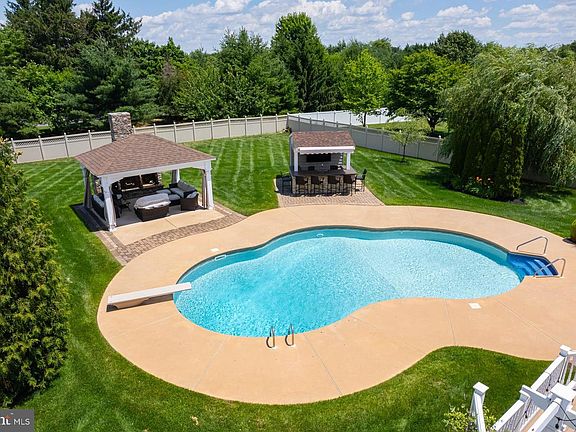 4th image of 301 Long Meadow Dr