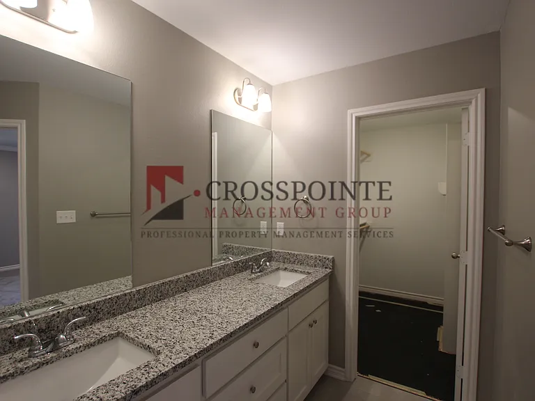 Beautiful 3 Bedroom 2 Bathroom Townhouse In South Tyler! 1/2 Off First Full Months Rent! — Photo 15
