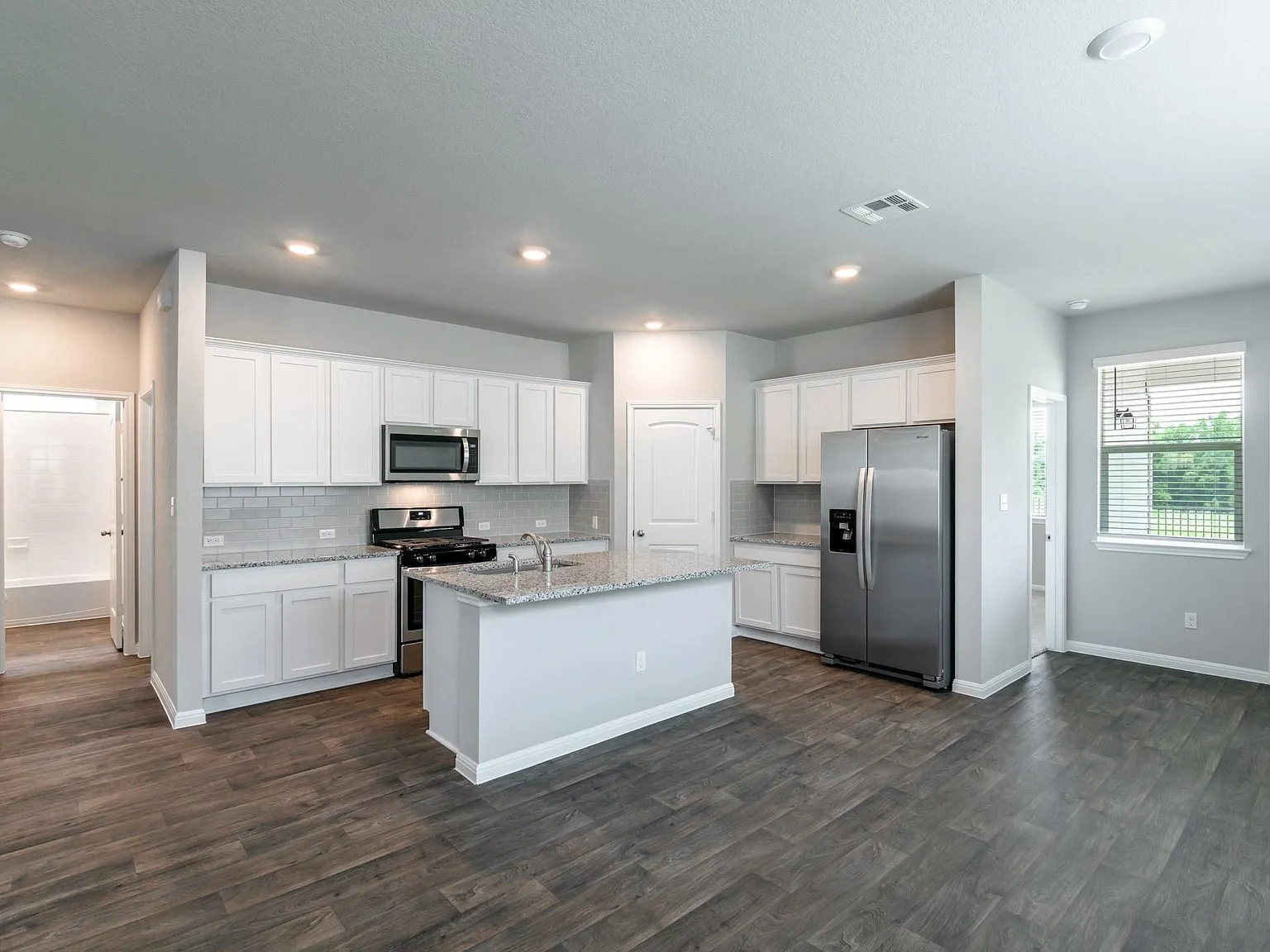 4 bed, 3.0 bath, 2328 sqft, $2,350 — Photo 4