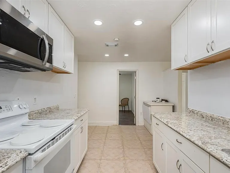 2529 Belmont Ave — Photo 8