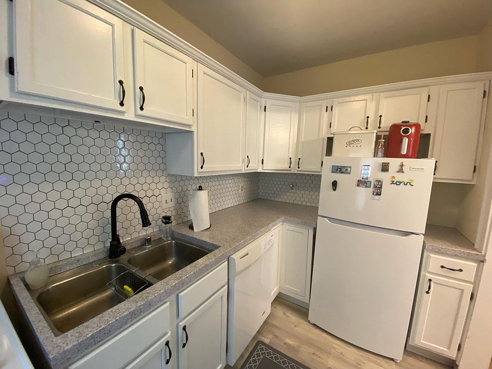 Updated Kitchen. New floor, countertop, appliances