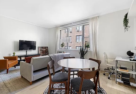 4th image of 225 W 70th St #F5