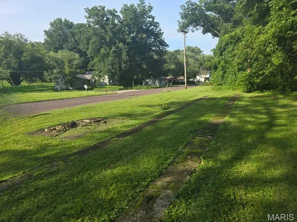 912 Olive St, New Haven, MO 63068