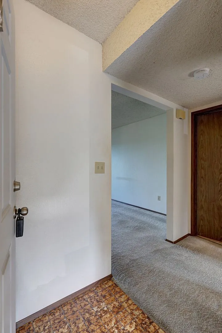 Clean Top Floor 1BR 1BA Condo with Wood Burning Fireplace — Photo 2