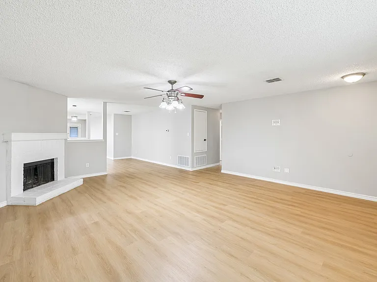 1612 Fieldstone Dr — Photo 3