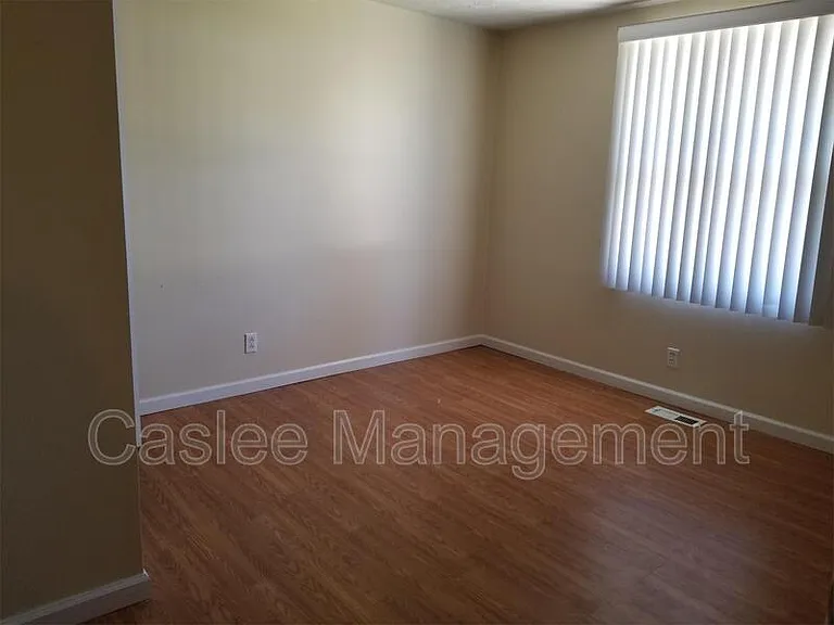 1049 Deleone Dr — Photo 14