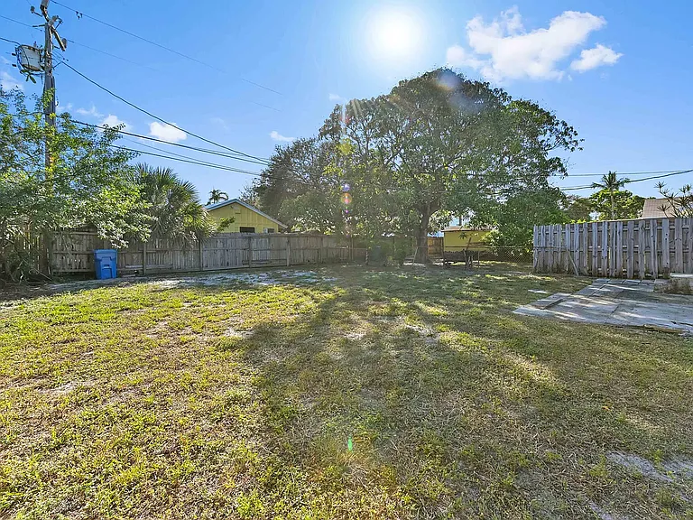 332 W Mango St #1 — Photo 17